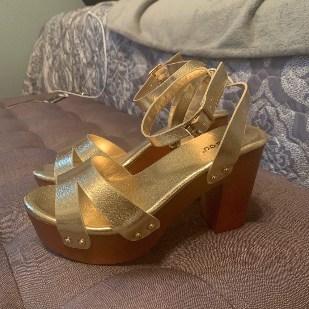 BRAND NEW Gold Heels